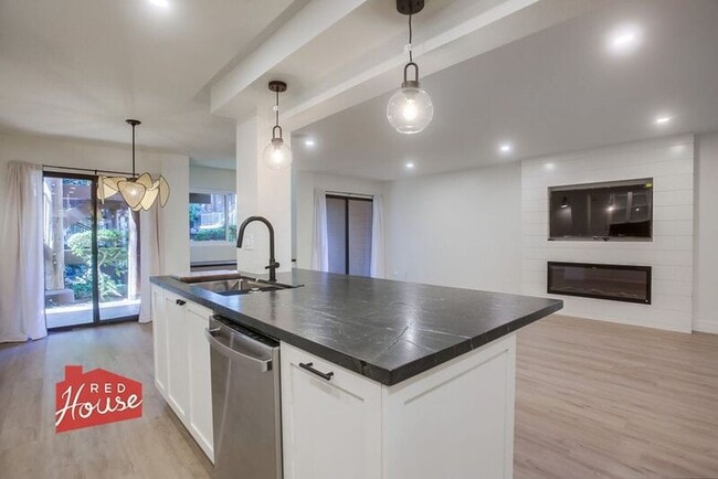 Building Photo - 4009 Canario St Unit #D