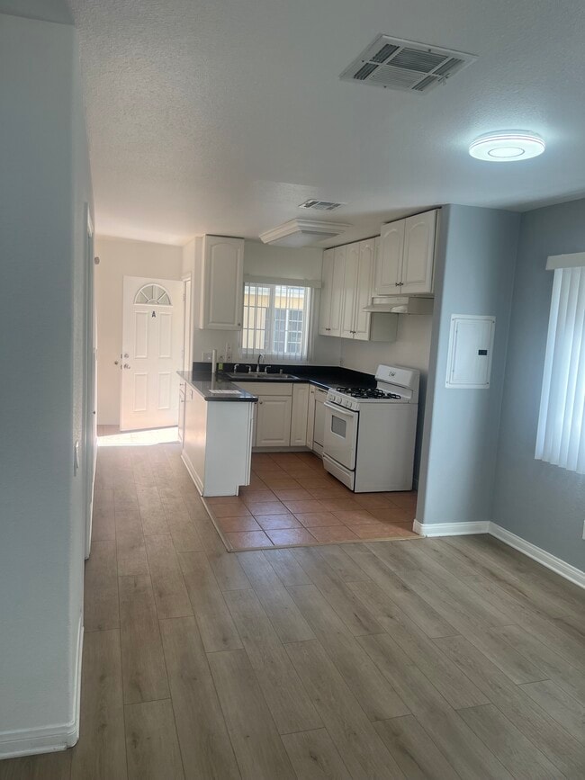 Photo - 12627 Oxnard St