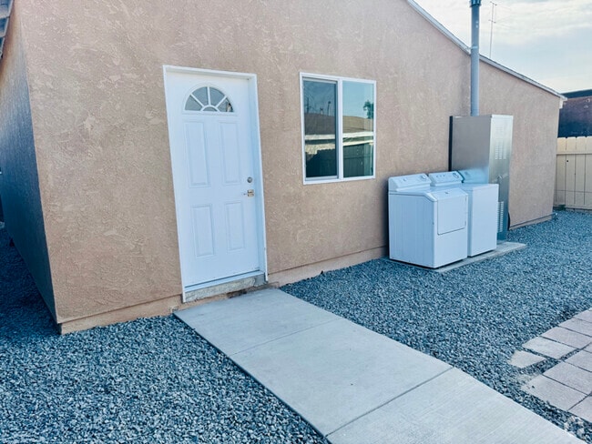 Building Photo - 5175 Castana St Rental