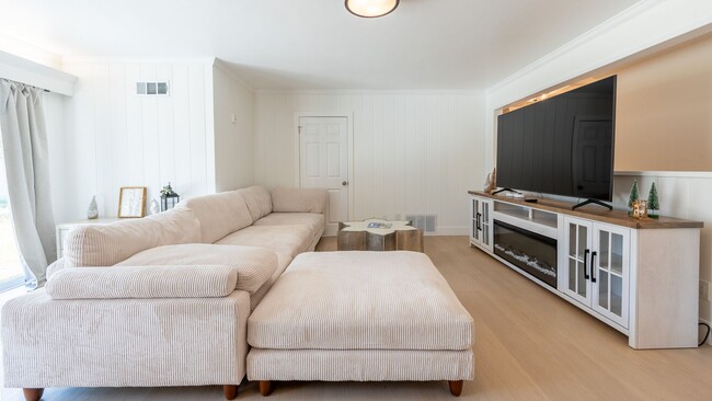 Photo - Relaxing 4BR Family Home Near Attractions ...