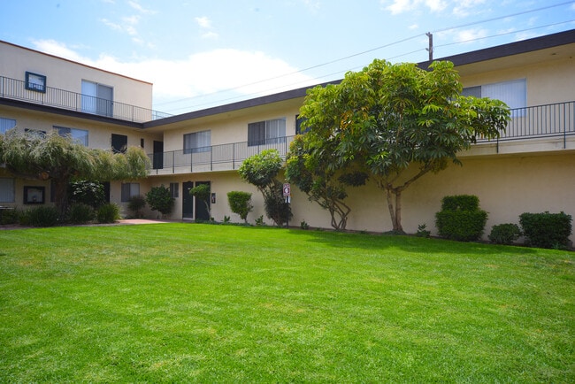 Ocean View Townhomes grass area behind pool - Ocean View Townhomes