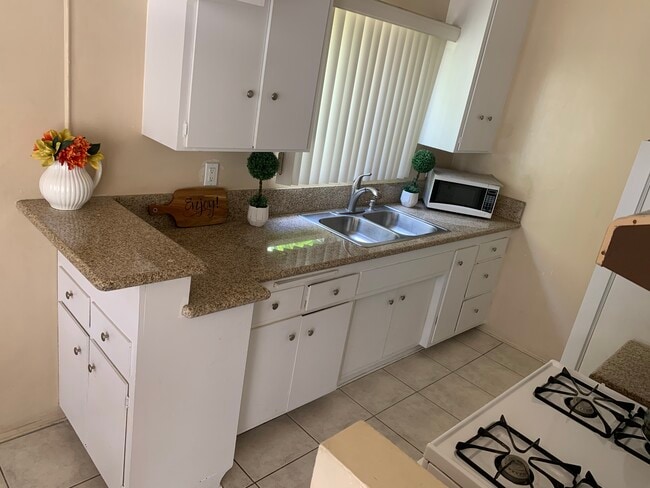 Photo - 1221 S Sherbourne Dr Unit 4