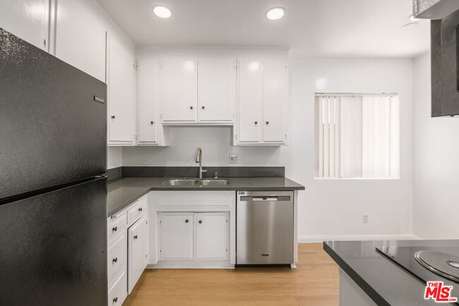 Building Photo - 2803 Arizona Ave Unit 10