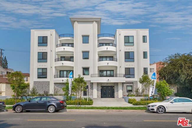 Building Photo - 1832 S Barrington Ave Unit 202