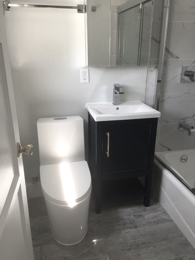 Building Photo - 1723 E Erie St Unit D