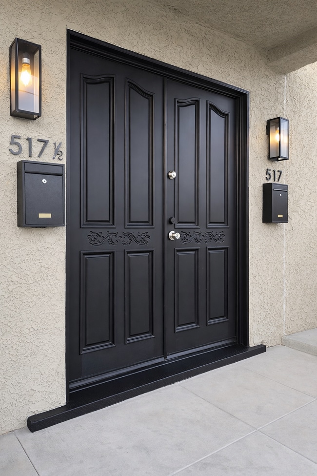 Building Photo - 517 Lime St Unit #1