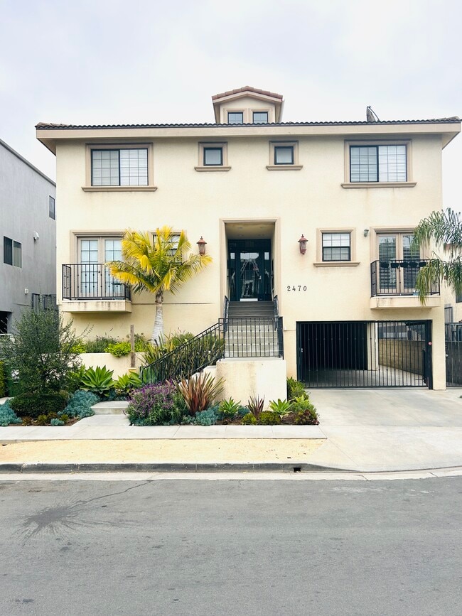 Front of building - 2470 Corinth Ave Apartments Unit #3