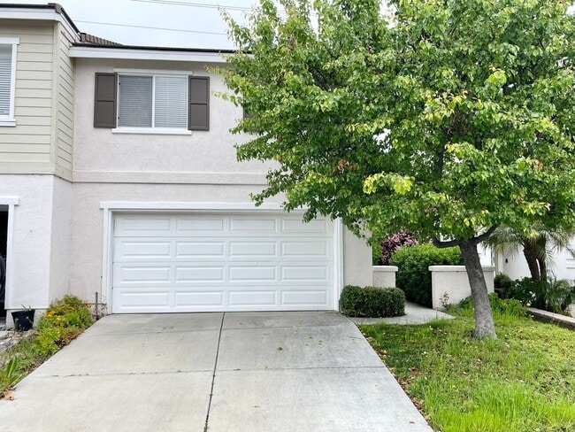 Building Photo - Spacious Home in Ivey Pointe!