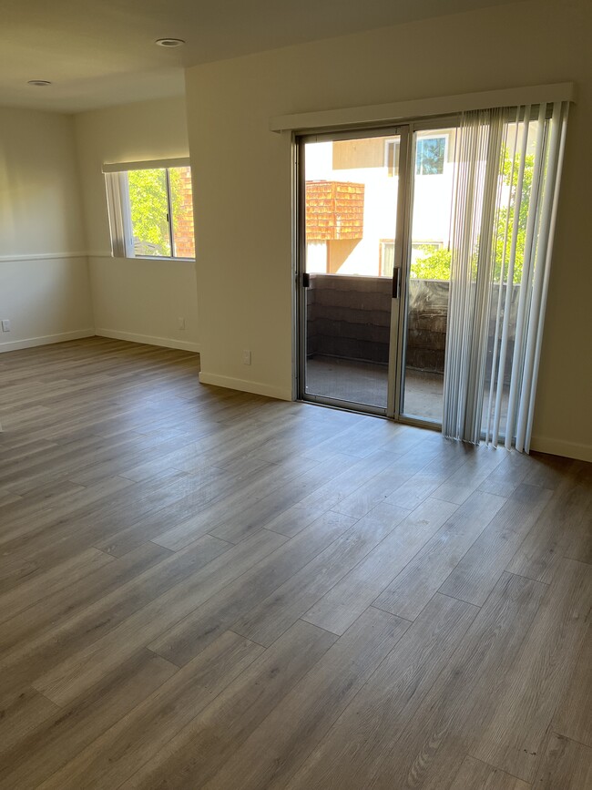 Building Photo - 5400 Newcastle Ave Unit 68