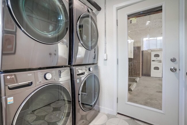 Laundry - Premier Apartment Complex Near Hollywood P...