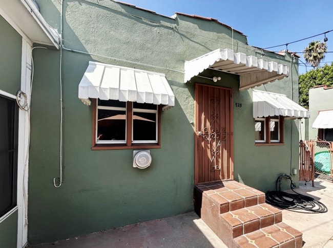 Photo - 725 E 81st St