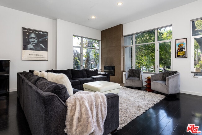 Photo - 900 N W Knoll Dr Unit 3