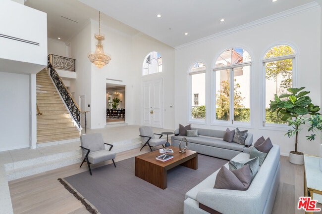 Photo - 107 N Doheny Dr