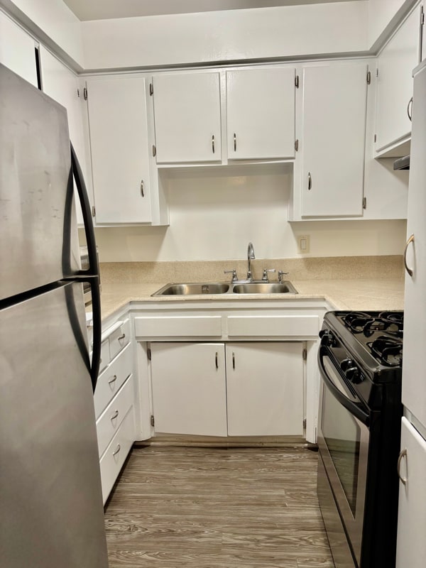 Photo - 1595 E Chevy Chase Dr Unit 24