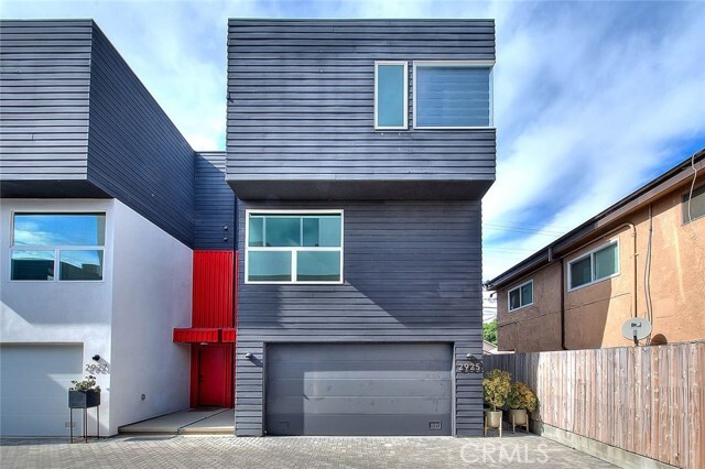 Photo - 2925 Cloverdale Ave