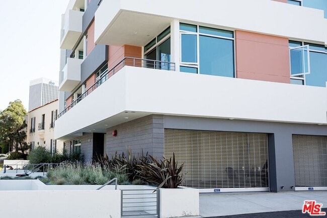 Building Photo - 938 Orange Grv Ave Unit 402