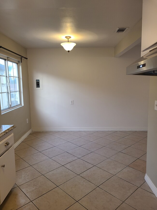 Building Photo - 2378 Chanslor St Unit 3