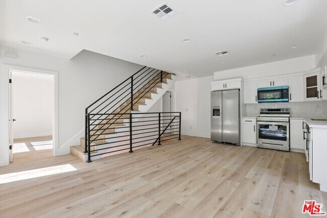 Building Photo - 2111 Holly Dr Rental