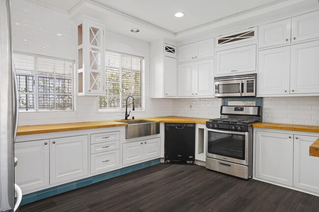 Photo - 850 N Poinsettia Pl