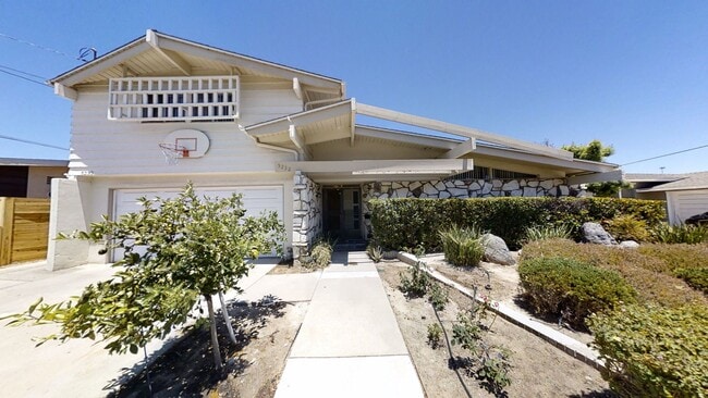 Photo - POOL house! BIG rooms! 8 Bedrooms (Lease o...