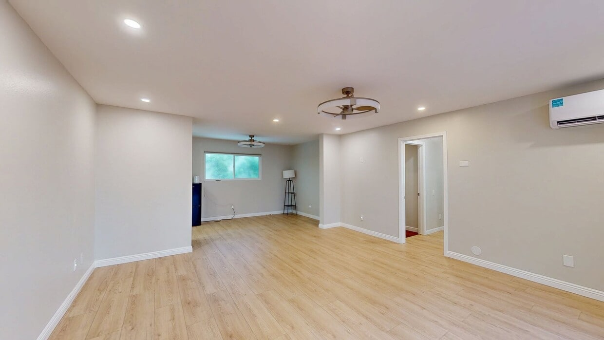 3D Tour - 2418 Graham Ave Unit 2