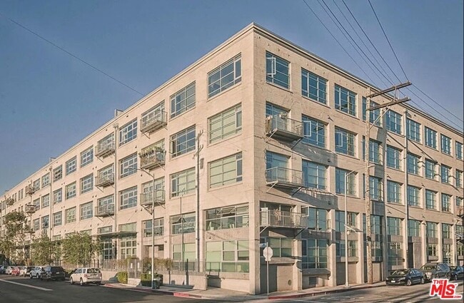 Building Photo - 530 S Hewitt St Unit 351
