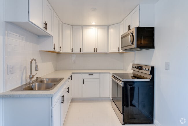 2BR, 1BA - 750SF - Garden Courtyard