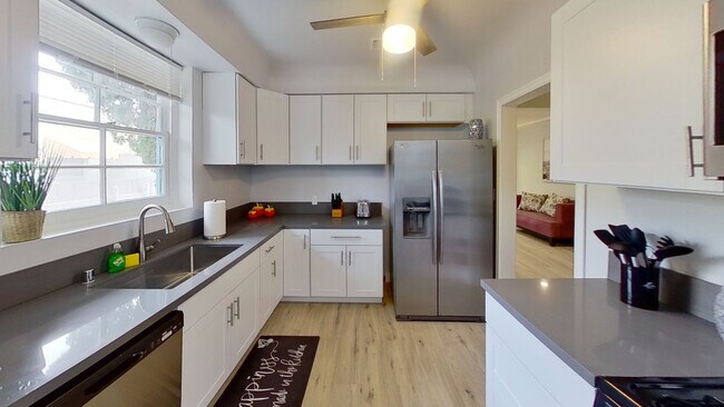 Photo - 10857 Kling St