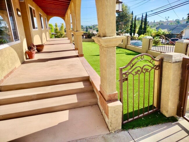 Building Photo - 909 Galopago St