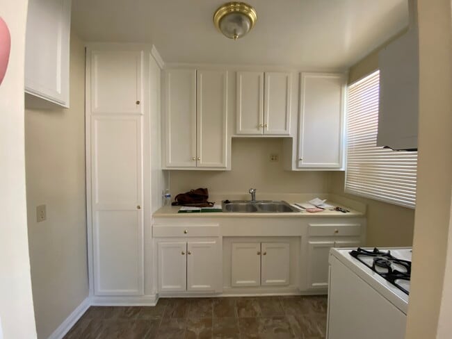 Kitchen - 125-127 N Kenwood St