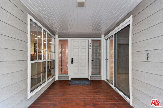 Building Photo - 4346 Redwood Ave Unit A203