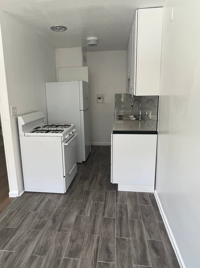 Photo - 3110 Livonia Ave Unit 3