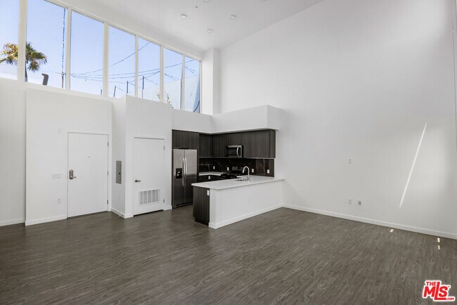 Photo - 5750 Hollywood Blvd Unit 735