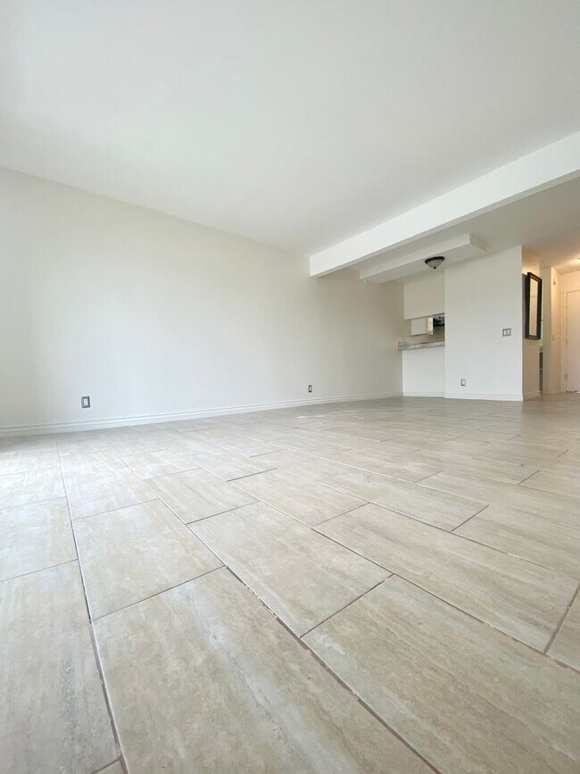 Photo - 16046 Wyandotte St Unit 6