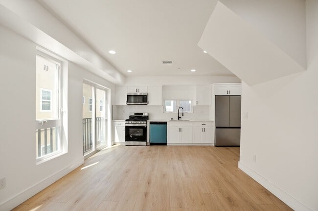 Photo - BRAND NEW TOWNHOUSE! One Month Free! Unit #1615