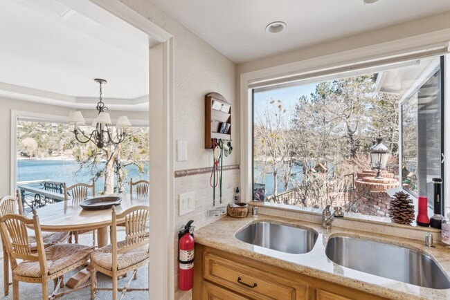 Photo - 716 Oak Point