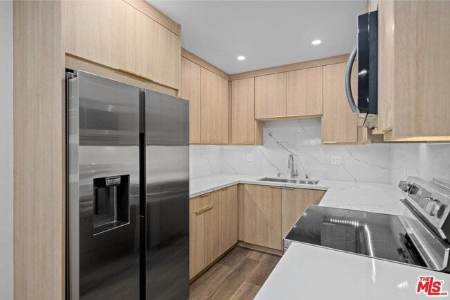 Building Photo - 2449 Beachwood Dr Unit 13