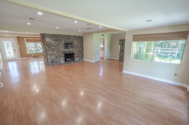 Photo - Stunning 4-Bedroom Pool Home for Rent in S...