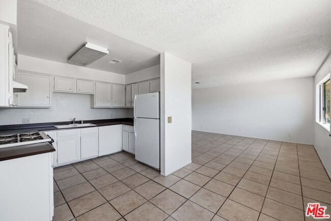 Building Photo - 518 E Ave Q4 Unit 5