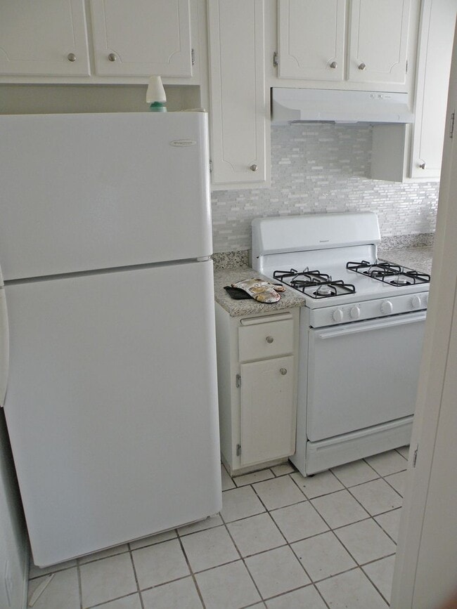 Building Photo - Stylish 2-Bedroom, 1.5-Bath Condo with Private Outdoor Space