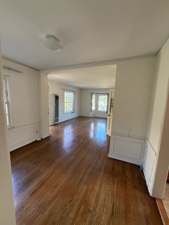 Building Photo - 1775 Kelton Ave Unit Like a Small House