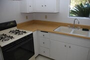 Kitchen - 236 S Mentor Ave Unit 3