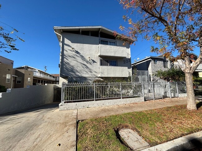 Building Photo - 231 W Tujunga Ave Unit C