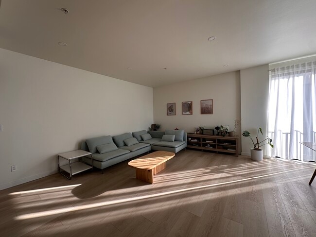 Living room - 625 S Berendo St Unit 307