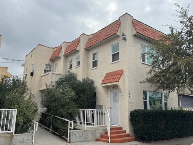 Building Photo - 714 Lime Ave Unit APT 2B