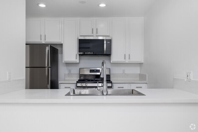 1BD, 1BA - 650SF - Kitchen - 1347 23rd St