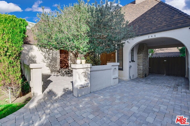 Building Photo - 344 S Swall Dr