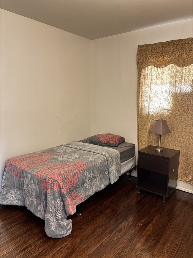 Building Photo - 15516 Flatbush Ave