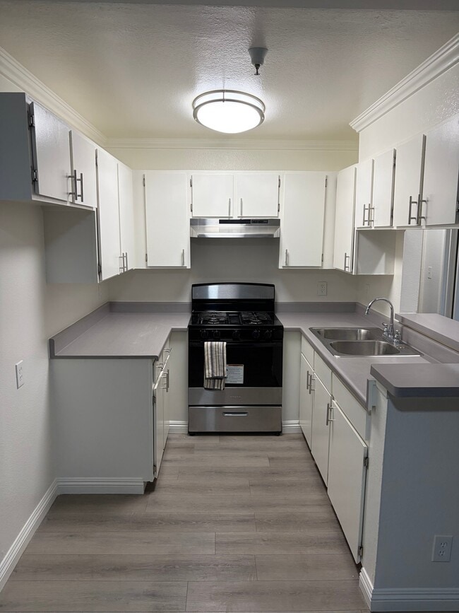 Building Photo - 5811 Tujunga Ave Unit 115