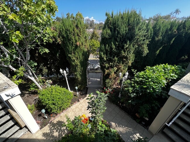 Building Photo - 243 1/2 S Church Ln Unit 243 1/2